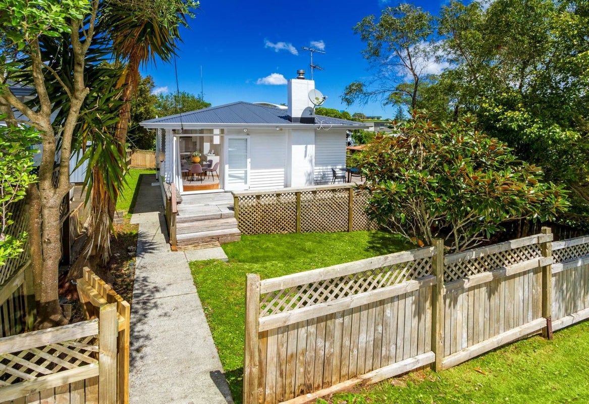 2/4 Bond Crescent, Forrest Hill, Auckland - Carousel 2