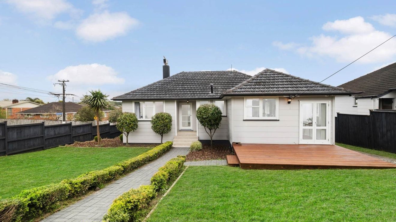 2 Marie Crescent, Te Atatu South, Auckland - Carousel 1
