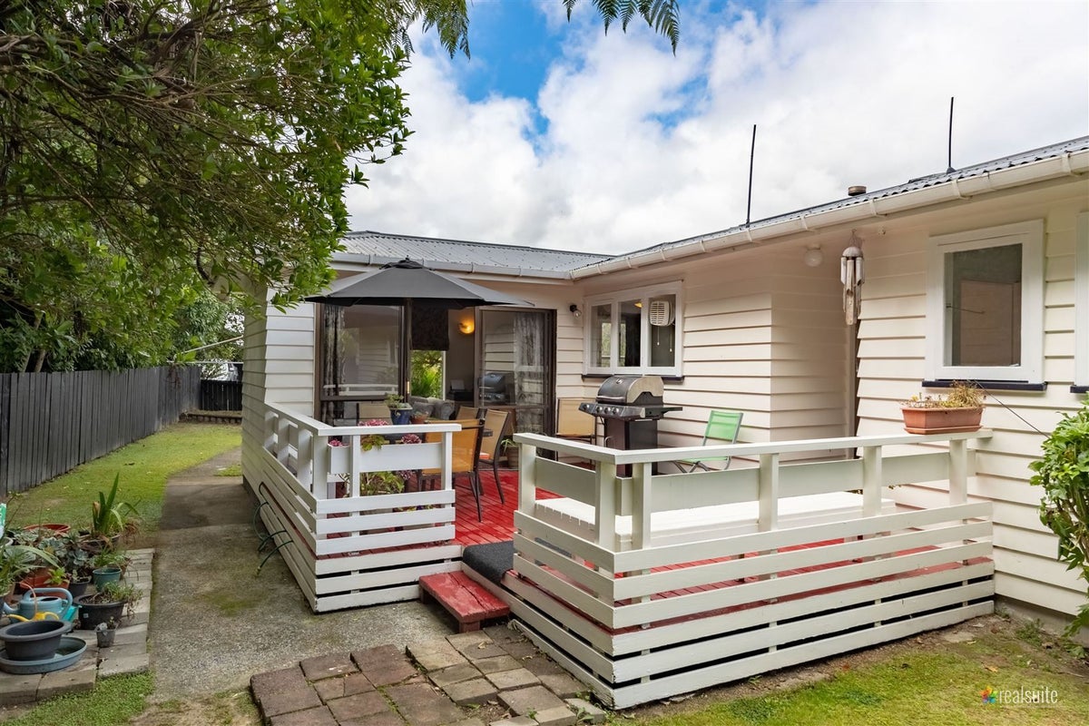 42 Sunshine Crescent, Kelson, Lower Hutt - Carousel 1