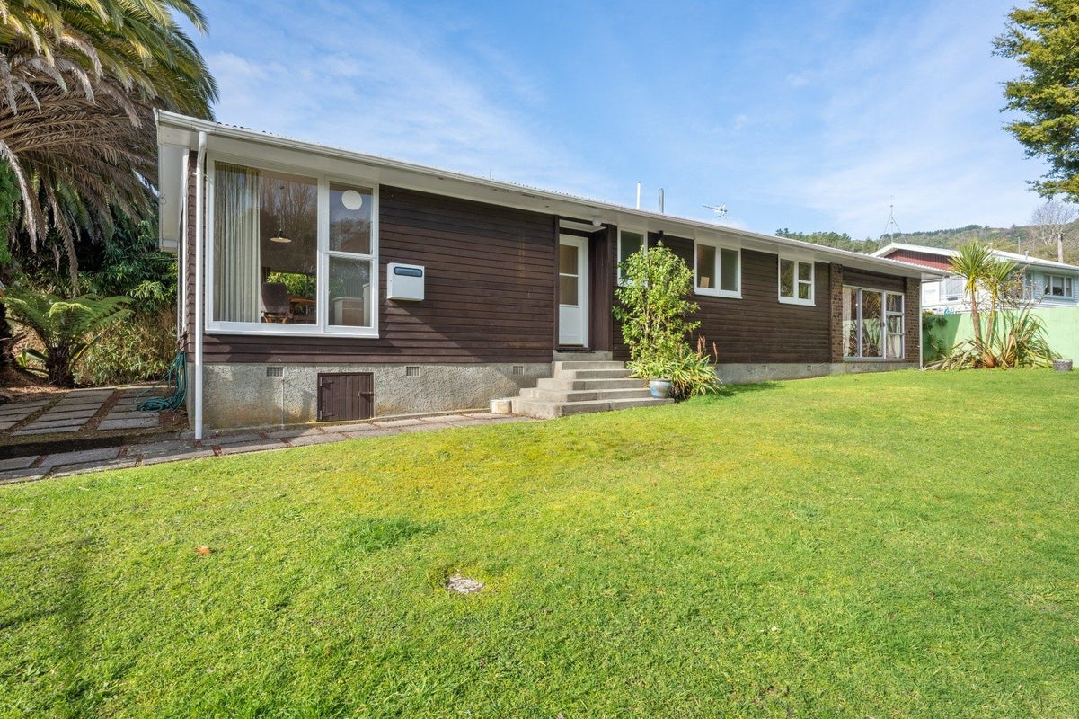 412 Stokes Valley Road, Stokes Valley, Lower Hutt - Carousel 1