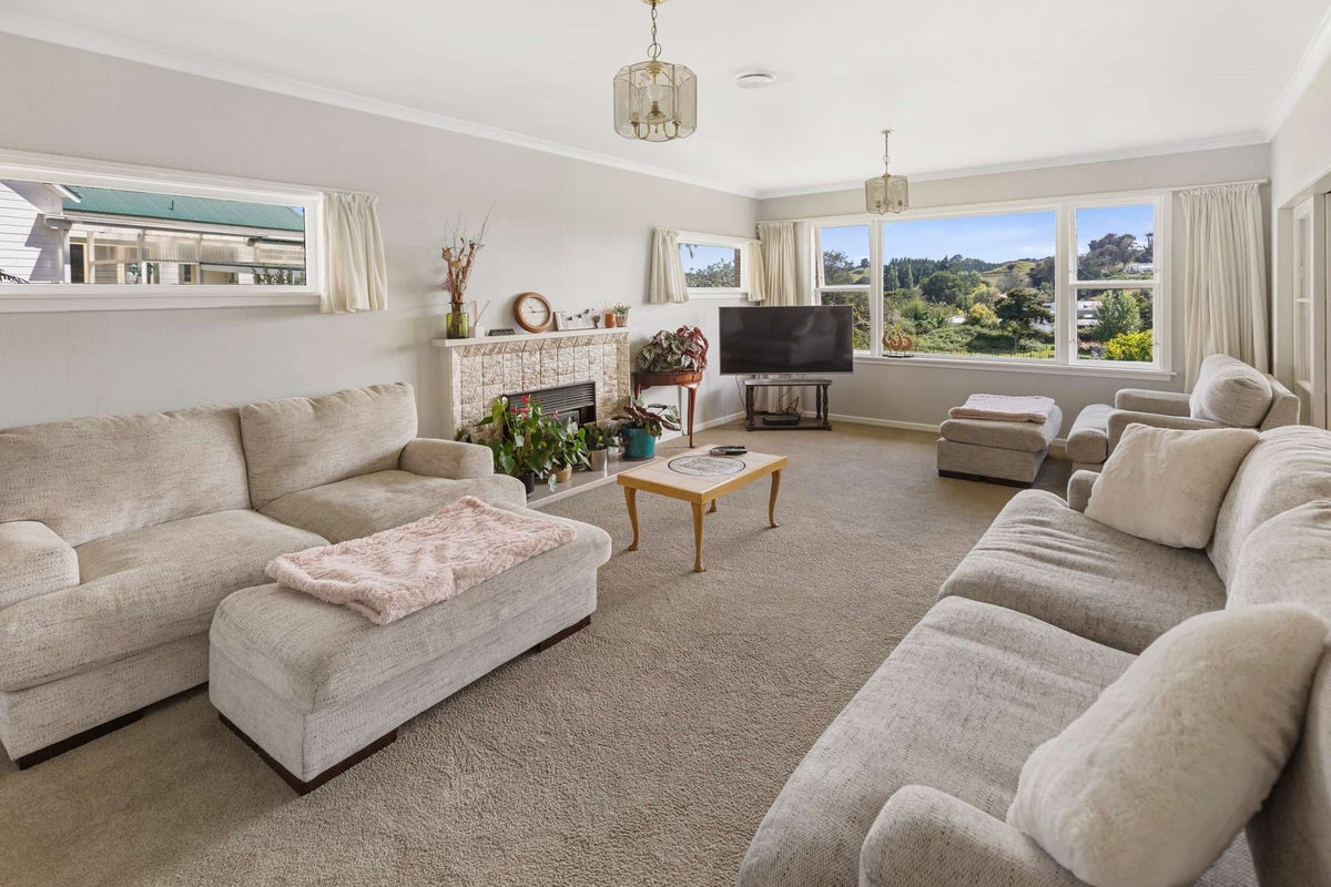 8 Feltham Street, Hunterville - Carousel 2