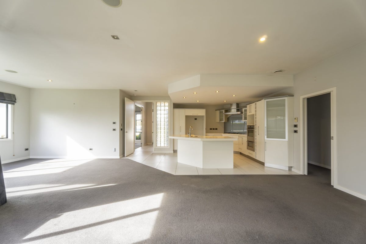 18 Darjon Drive, Huntington, Hamilton - Carousel 2