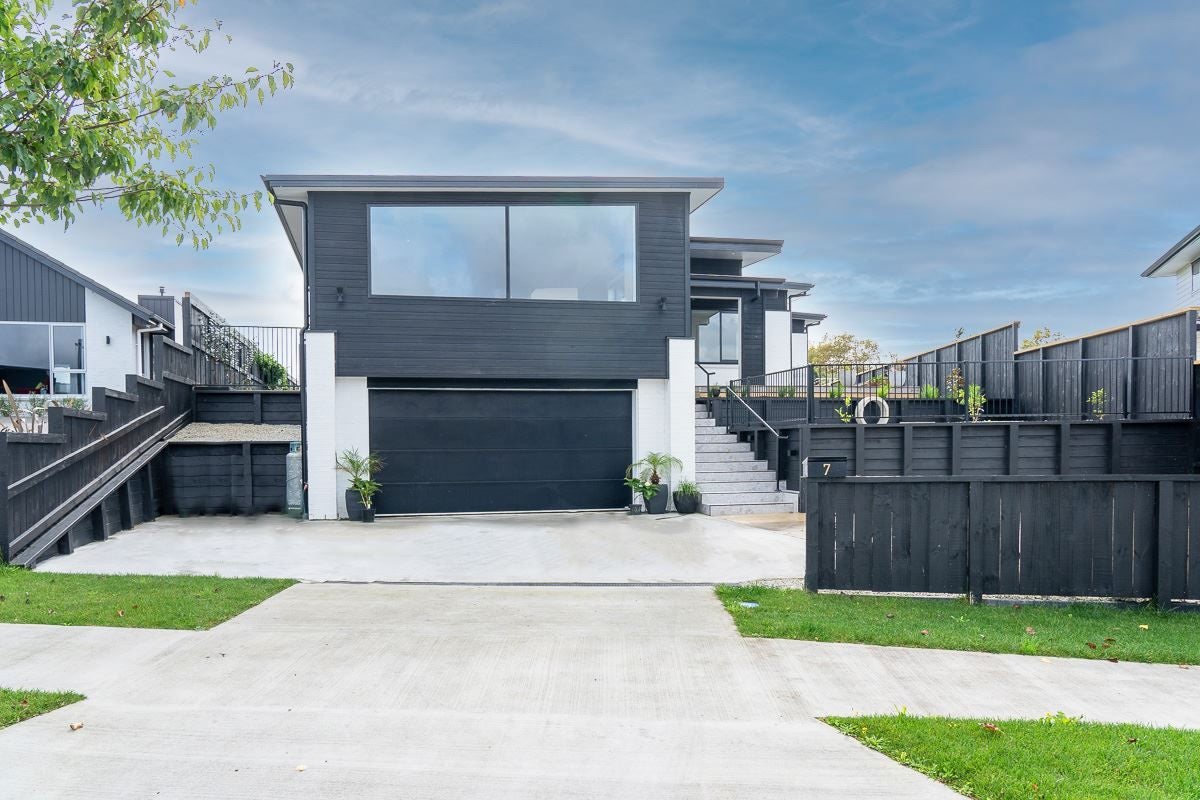 7 Kapua Crescent, Rototuna North, Hamilton - Carousel 1