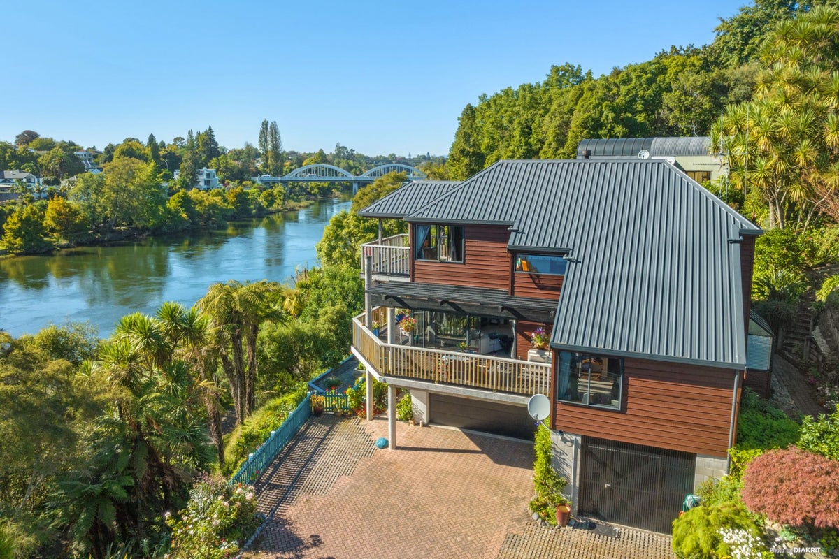 16 Awatere Avenue, Beerescourt, Hamilton - Carousel 1
