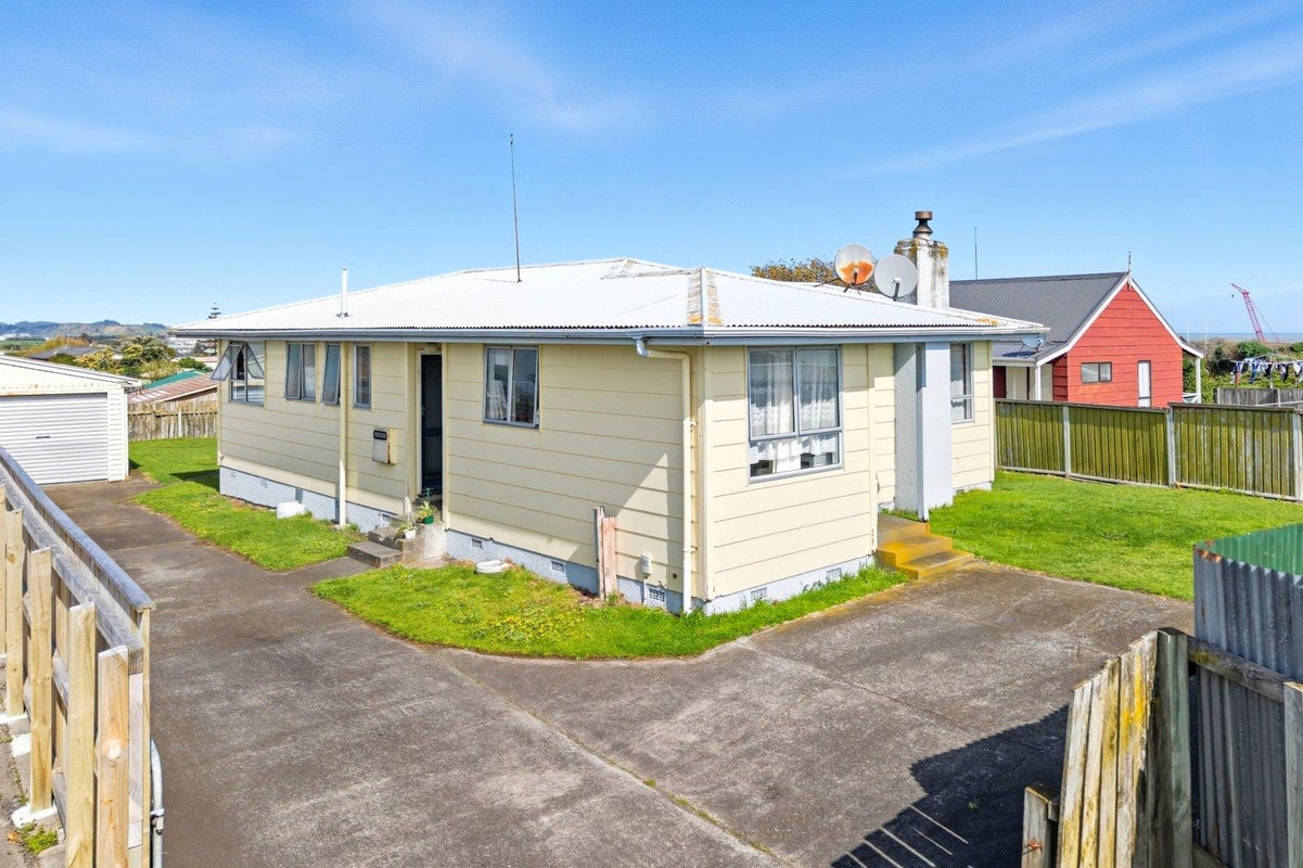 49 Lee Street, Castlecliff, Whanganui - Carousel 1