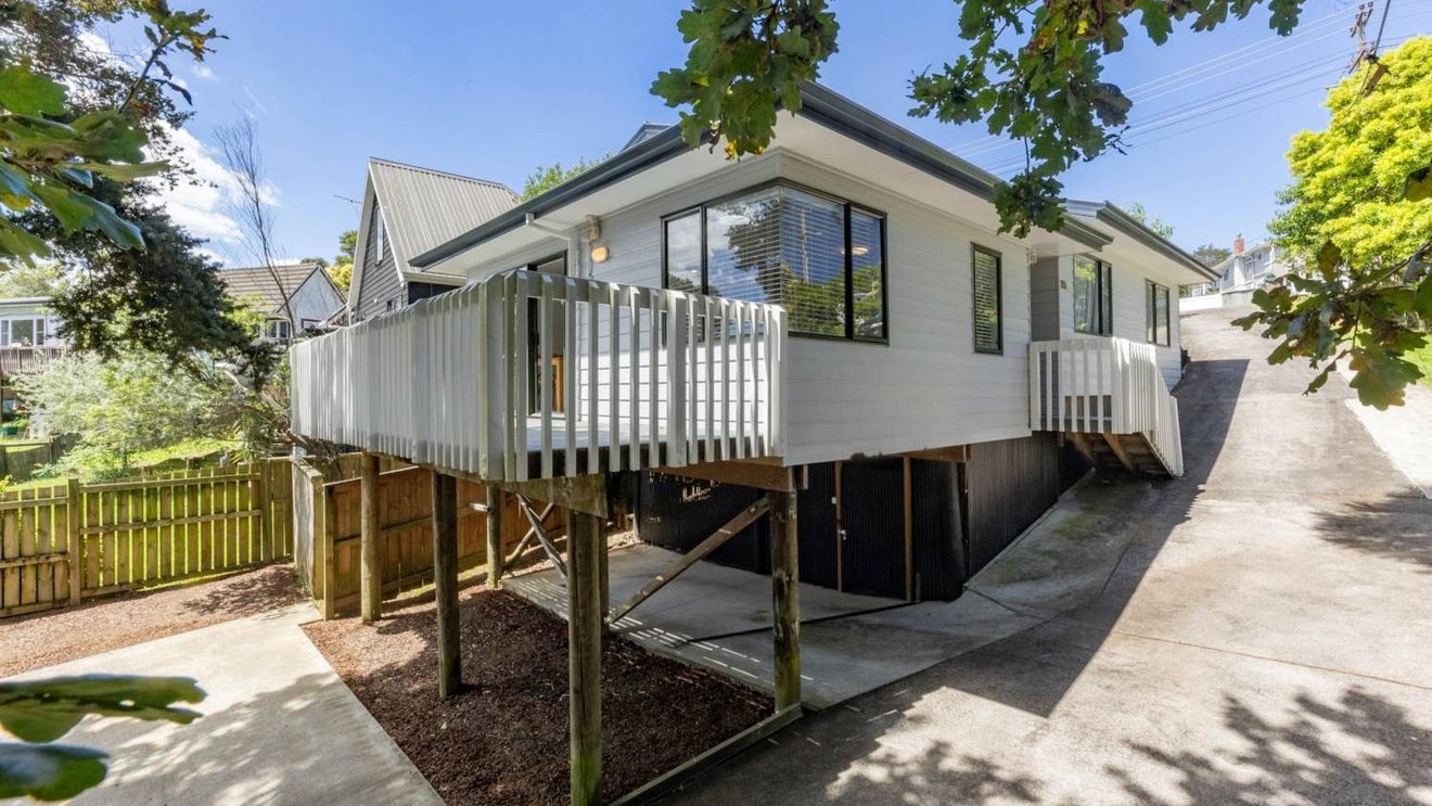 36A Highland Avenue, Titirangi, Auckland - Carousel 1
