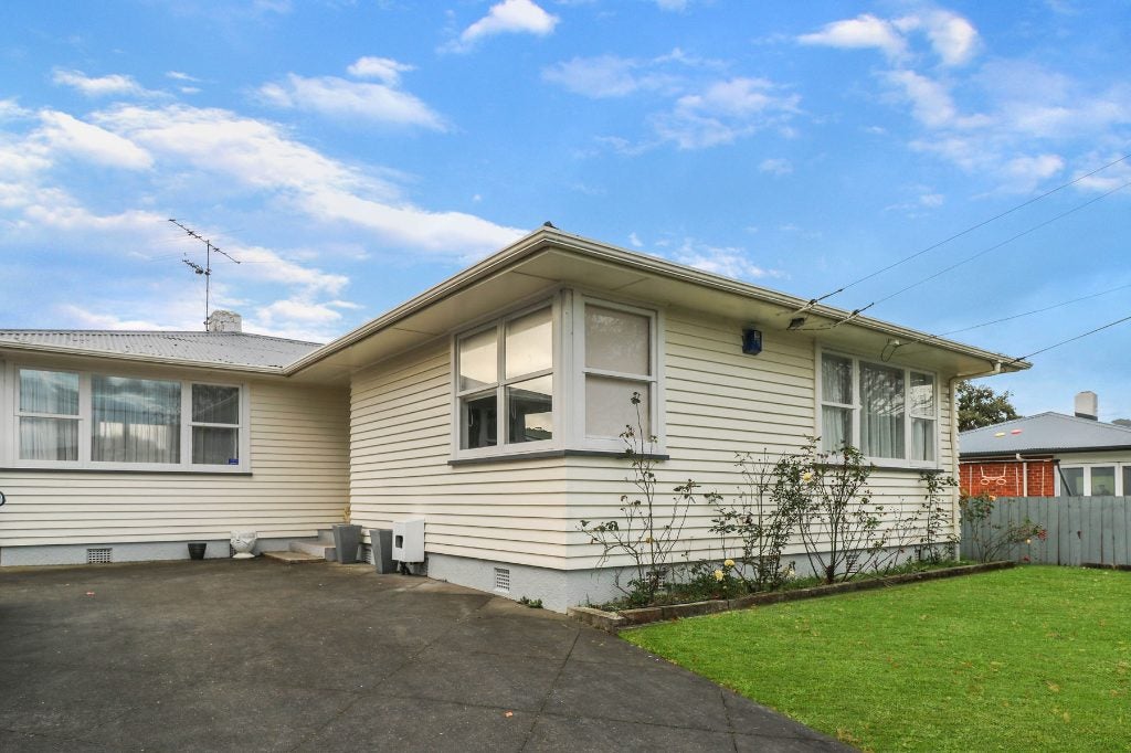 52 Frederick Street, Avalon, Lower Hutt - Carousel 1