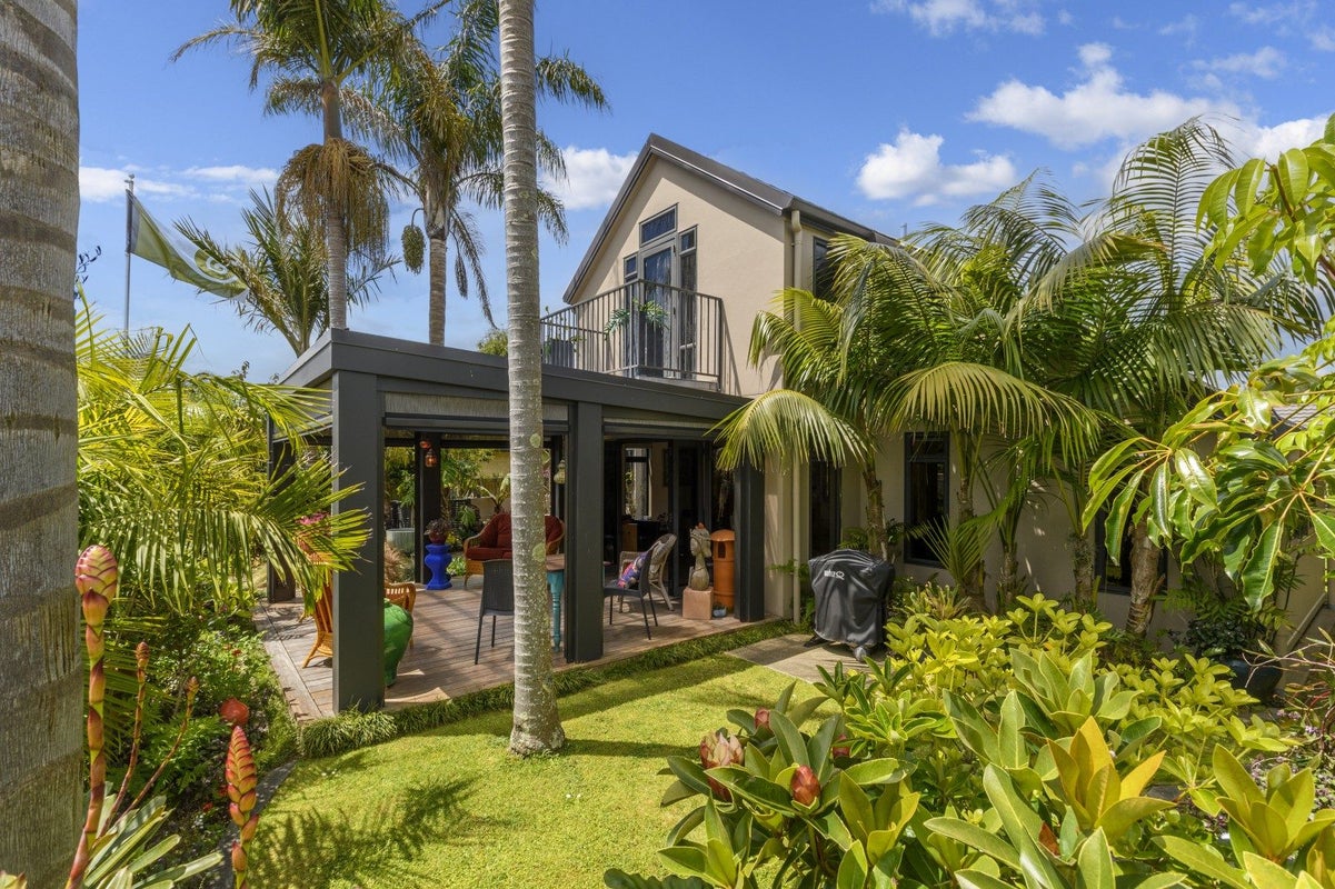 8 Pembroke Drive, Bethlehem, Tauranga - Carousel 1