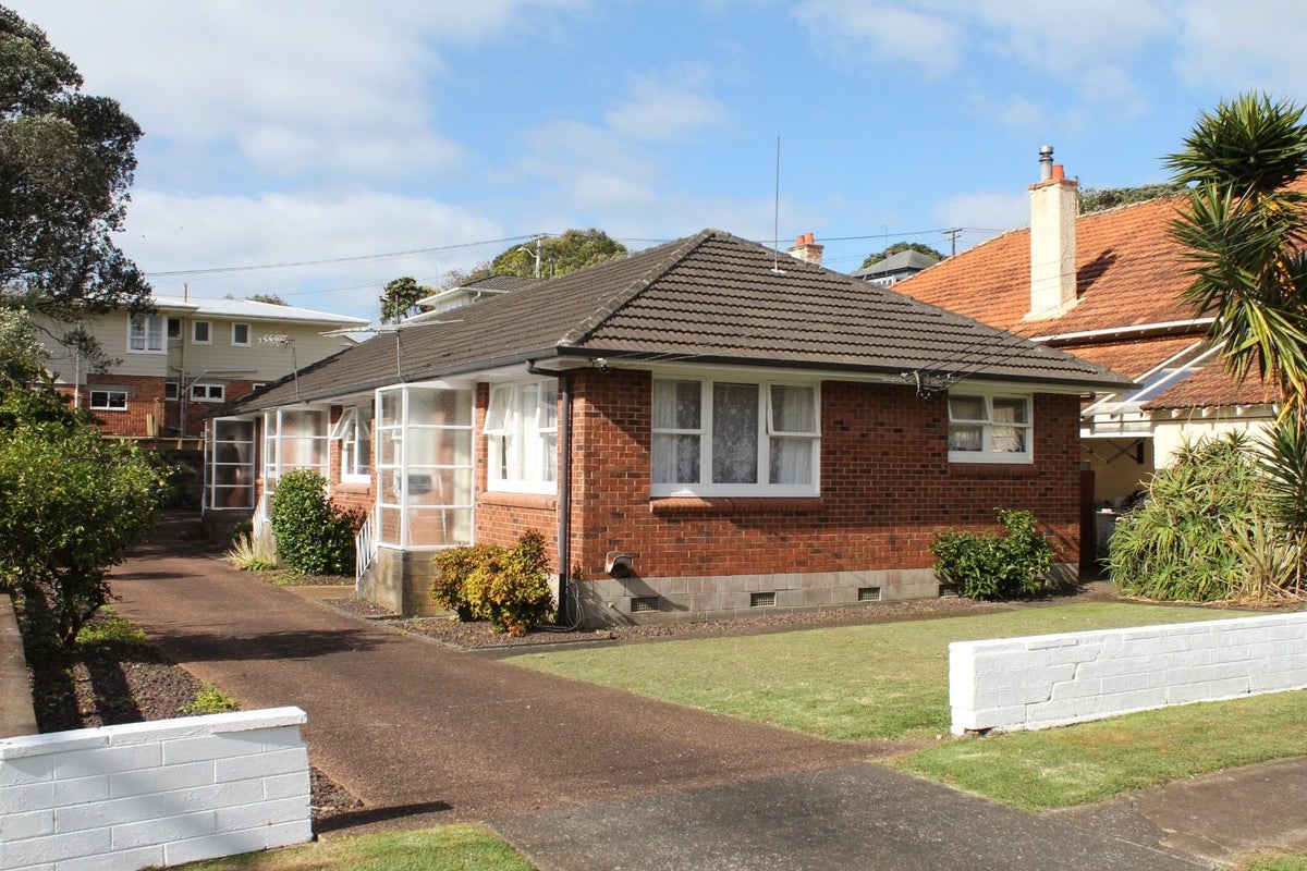 3/2 Rewa Road, Three Kings, Auckland - Carousel 1