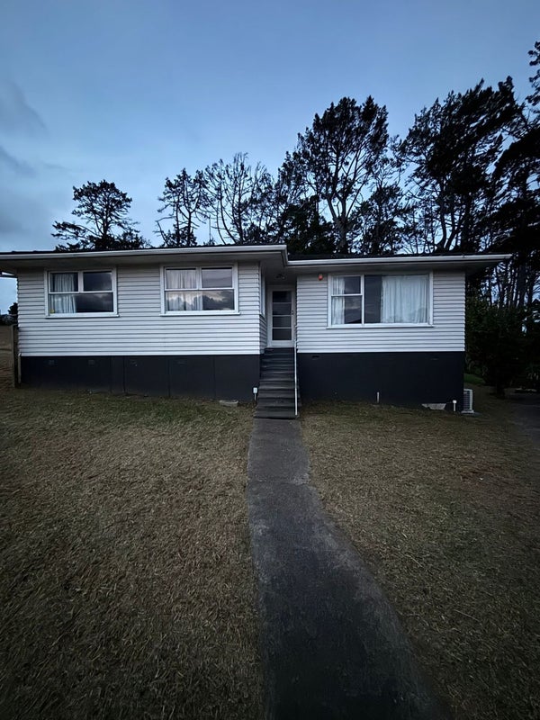 17 Thornlow Street, Glendene, Auckland - Carousel 1