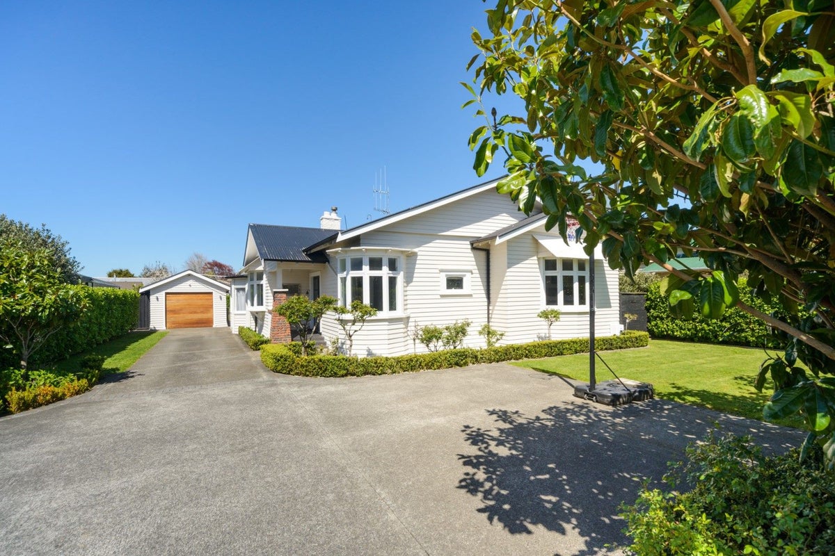 20 Knowles Street, Terrace End, Palmerston North - Carousel 1