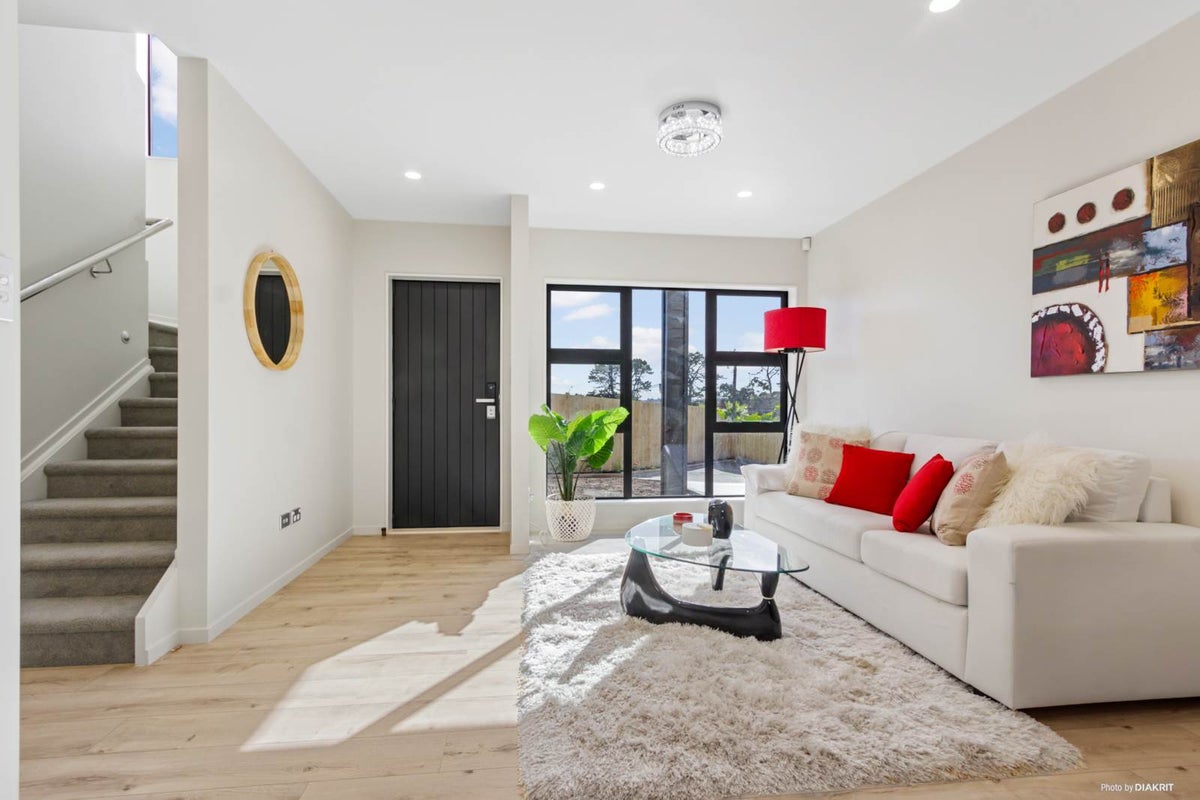 15B Windermere Crescent, Blockhouse Bay, Auckland - Carousel 2