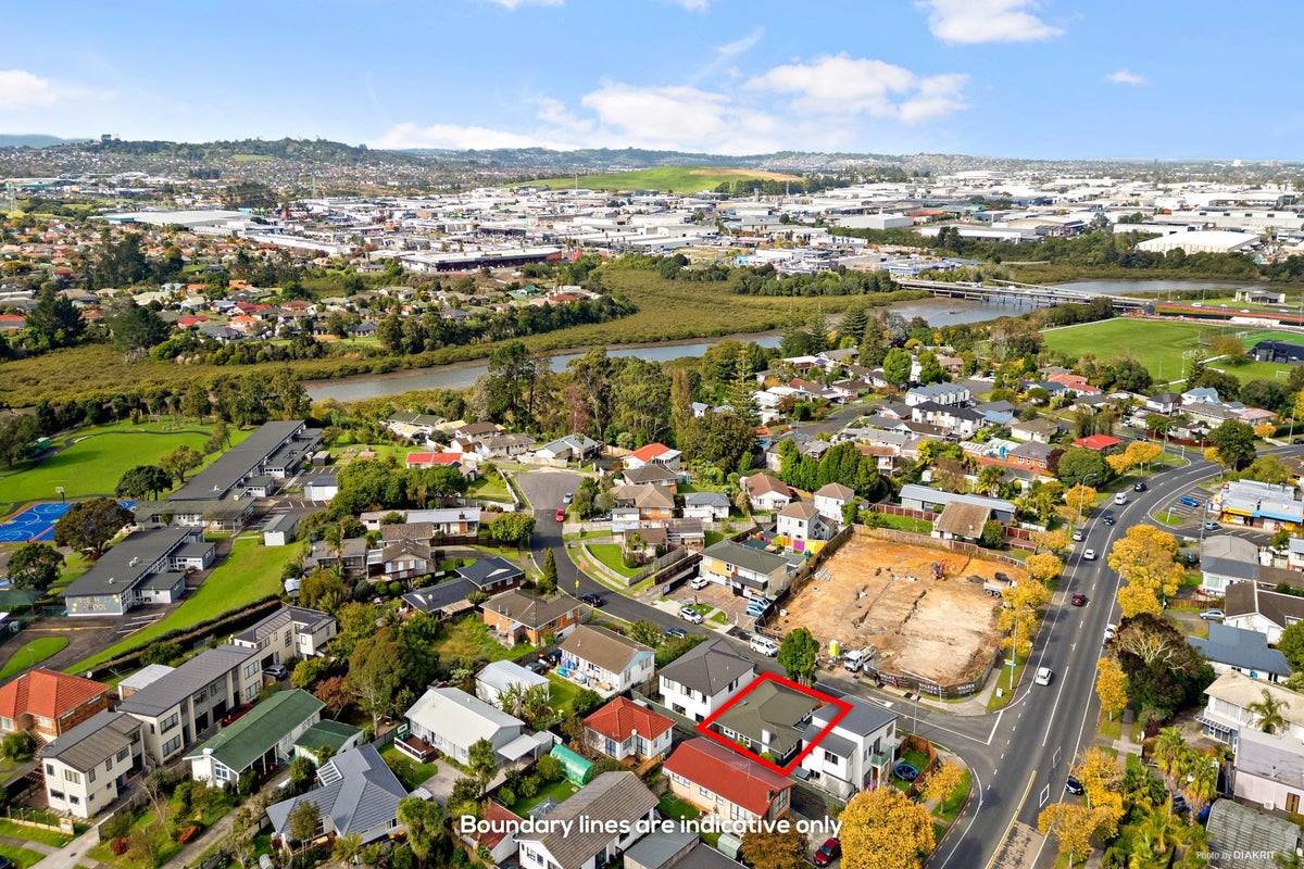 1A Waikaremoana Place, Pakuranga Heights, Auckland - Carousel 1