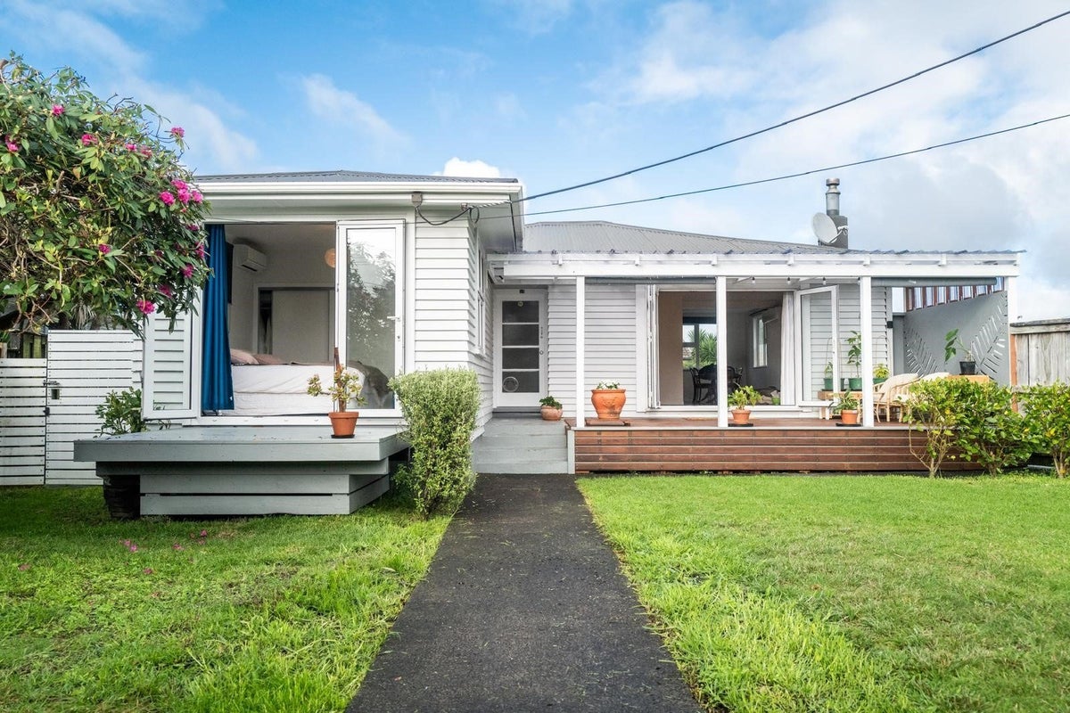 15 Enderby Drive, Te Atatu Peninsula, Auckland - Carousel 1