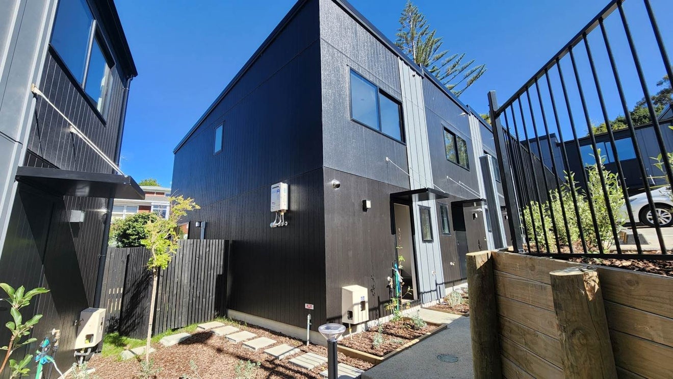 9/37 Camelot Place, Glenfield, Auckland - Carousel 1