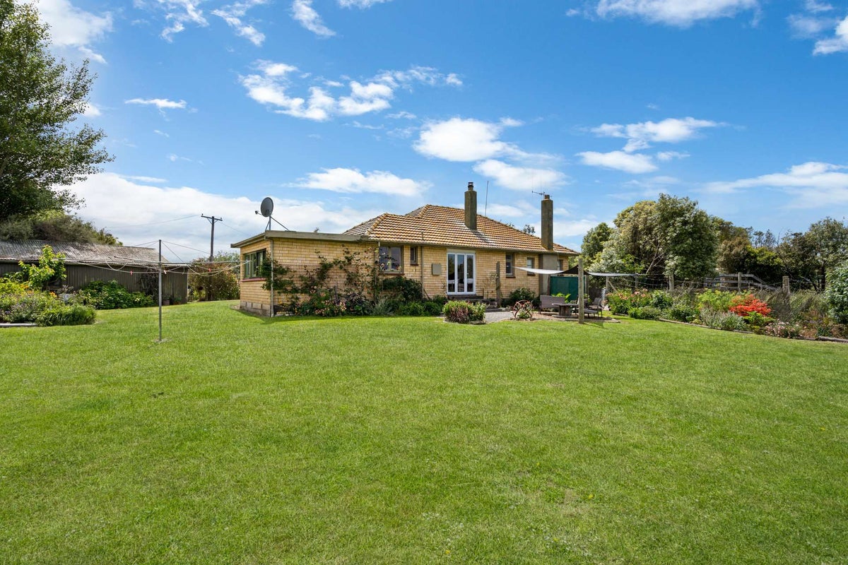 201 Oamaru-Alma Road, Deborah - Carousel 2