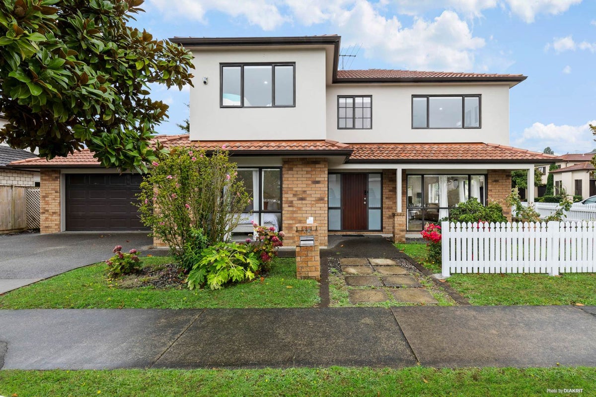 16 Bridgefield Crescent, Flat Bush, Auckland - Carousel 1