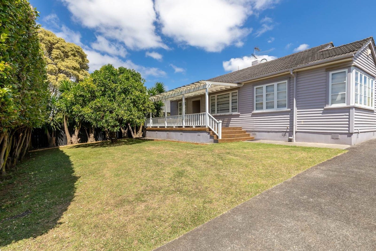 23 Ropata Avenue, Point England, Auckland - Carousel 1