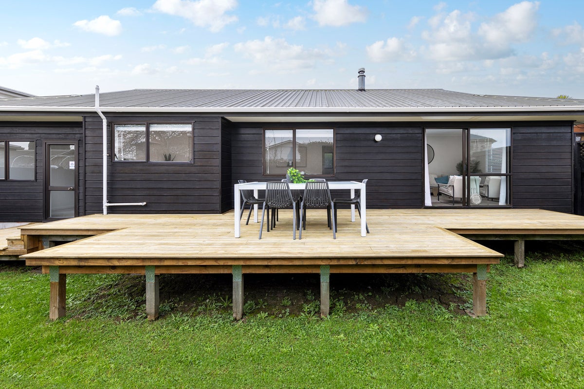 17A Miller Street, Point Chevalier, Auckland - Carousel 1
