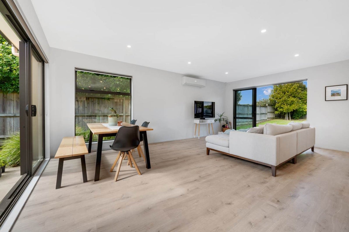 16b Marine Garden Crescent, Beachlands, Manukau City, Auckland - Carousel 2