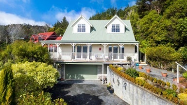 6 Hobbit Lane, Pinehaven, Upper Hutt - Carousel 1