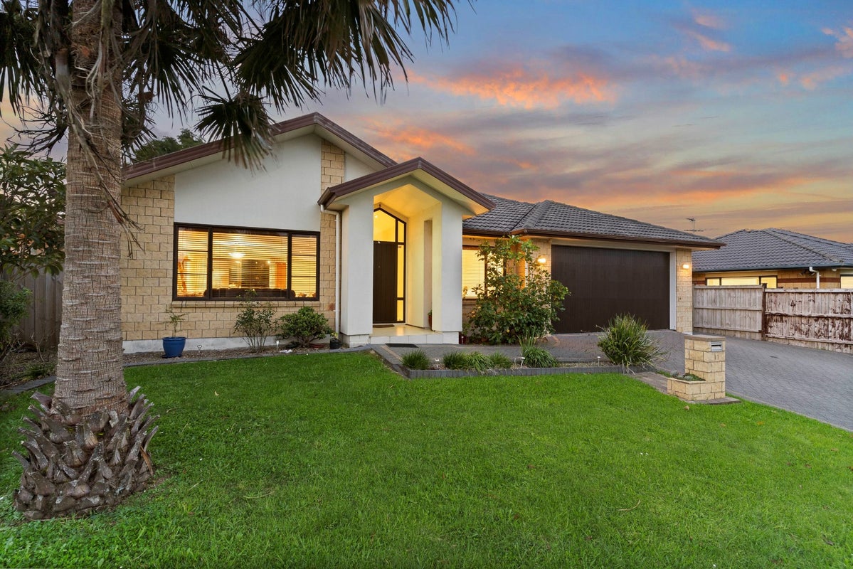 11 Walter Haddrell Crescent, Flat Bush, Auckland - Carousel 1