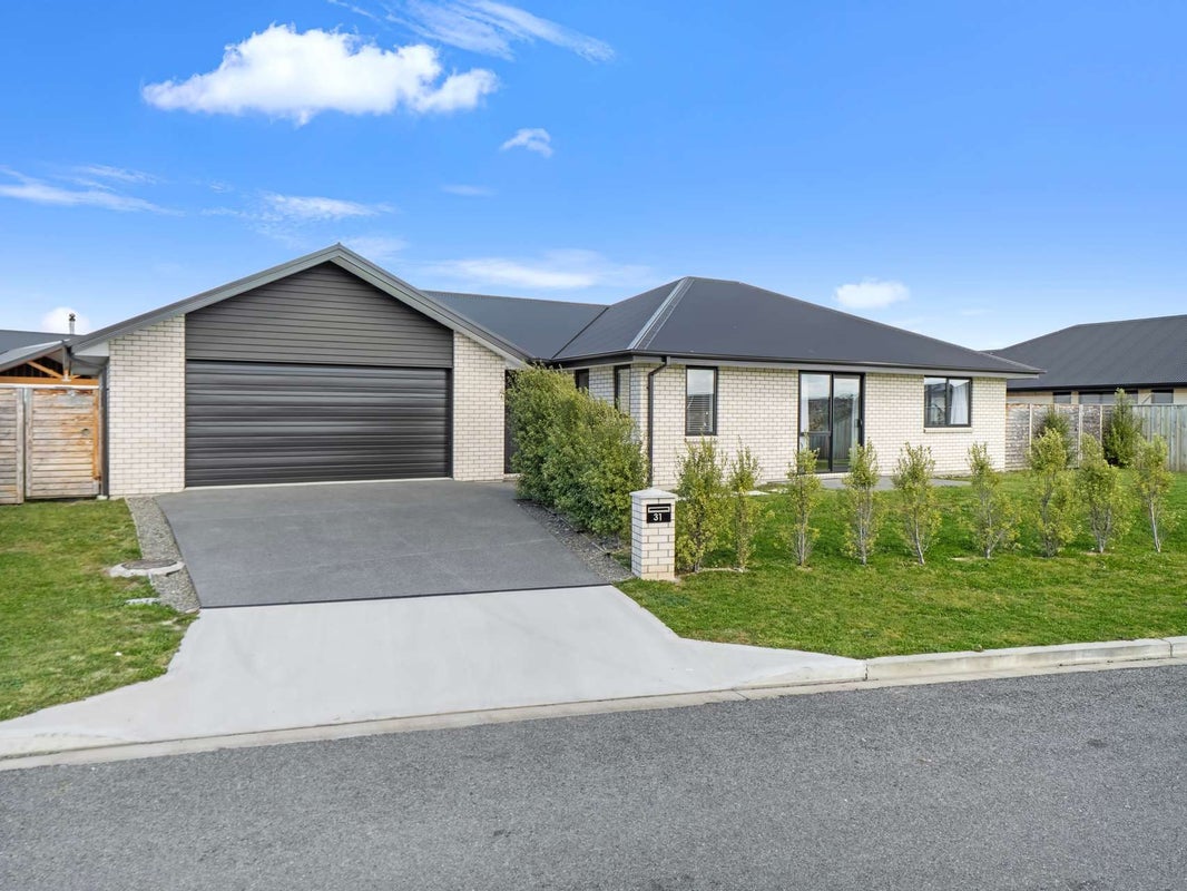 31 Kingfisher Avenue, Amberley, Amberley - Carousel 1