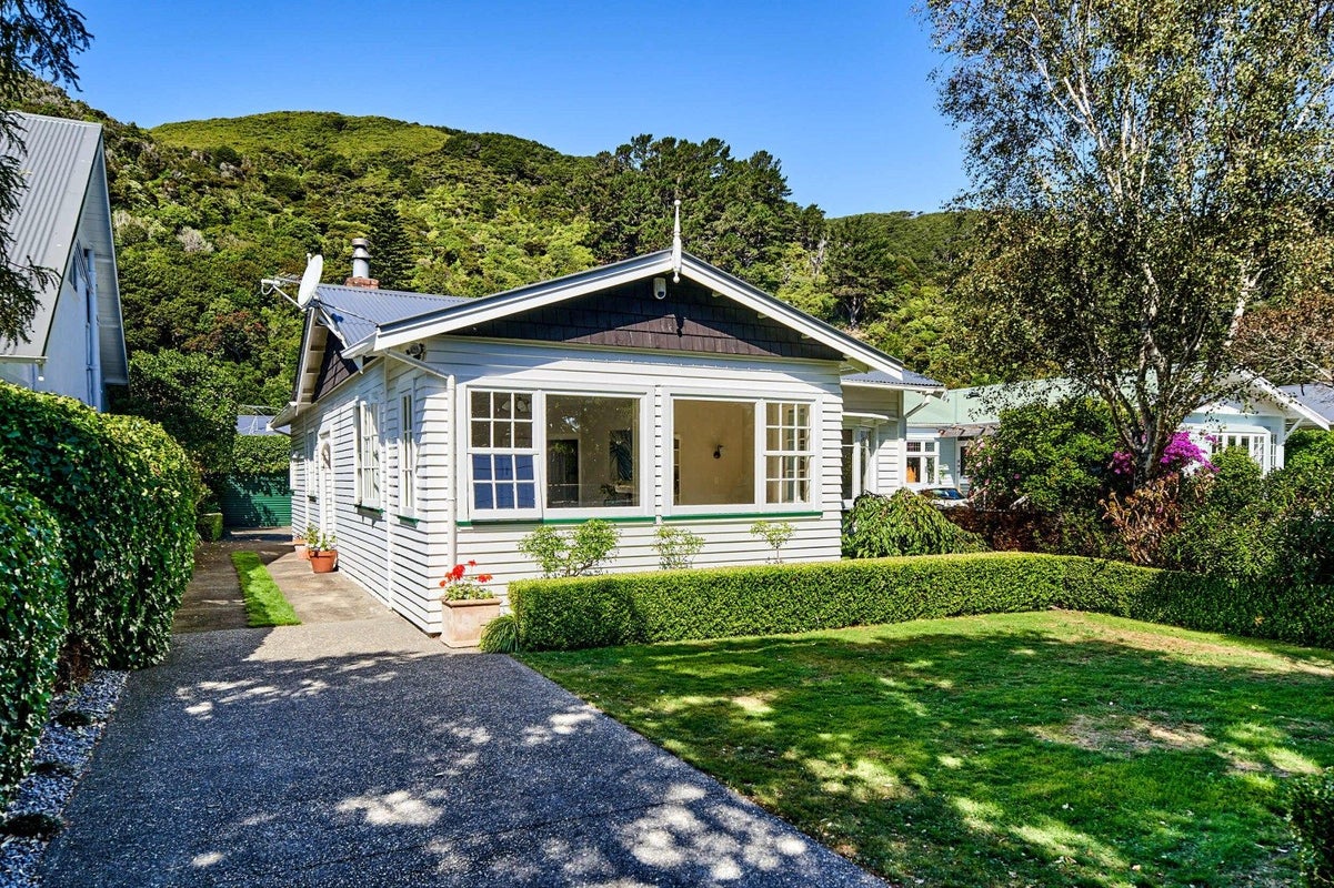 107 Oroua Street, Eastbourne, Lower Hutt - Carousel 1