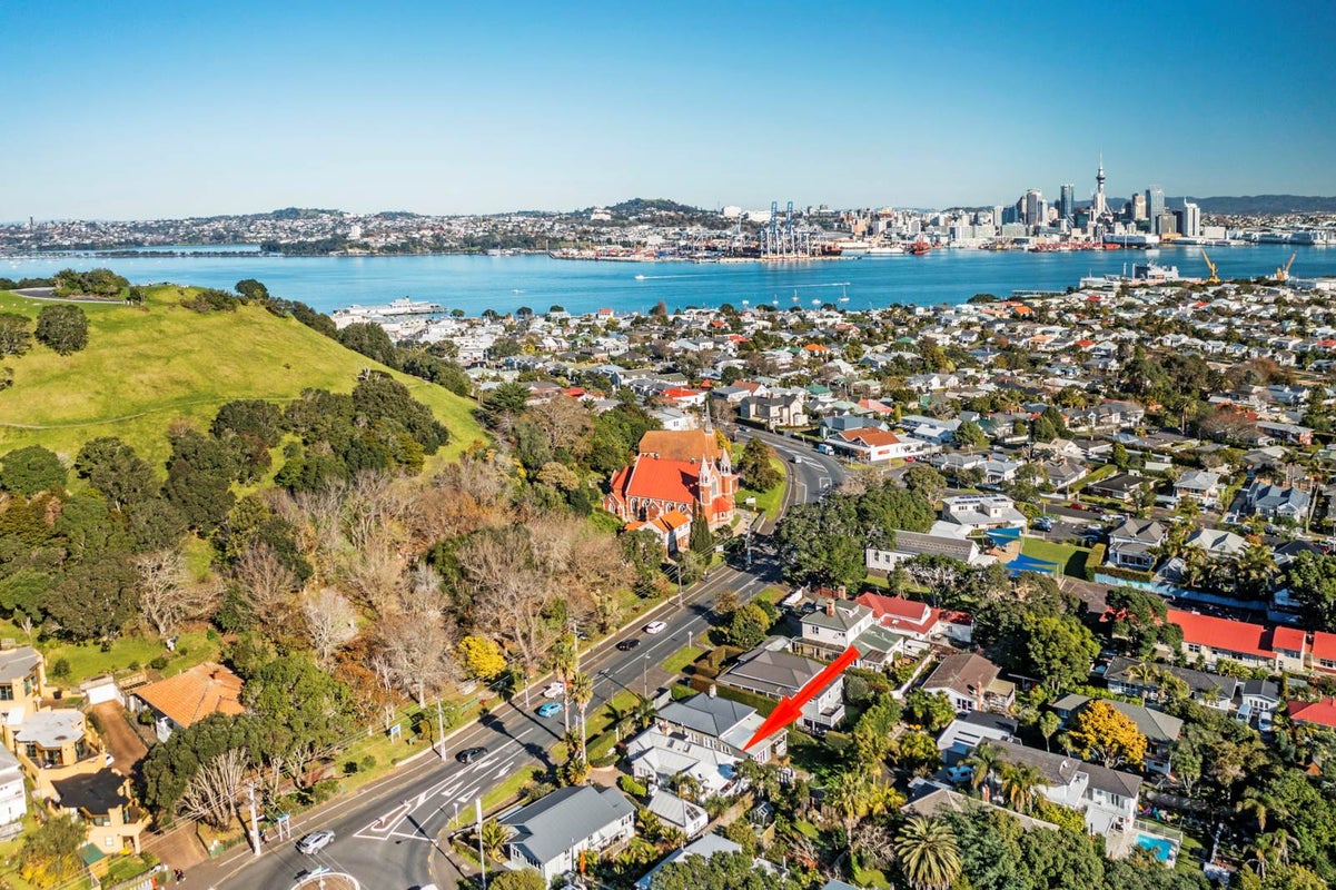2/17 Albert Road, Devonport, Auckland - Carousel 2