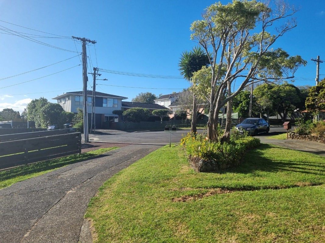1/8 Lindsay Place, Hillsborough, Auckland - Carousel 2