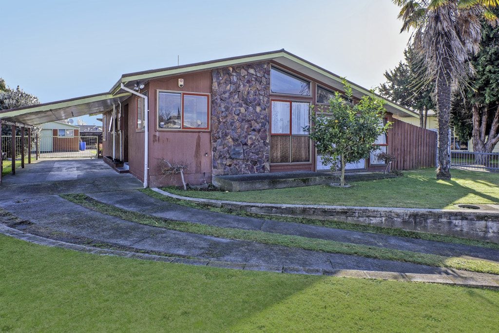 18 Cortes Crescent, Flaxmere, Hastings - Carousel 1