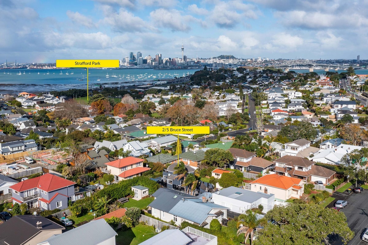 2/5 Bruce Street, Northcote Point, Auckland - Carousel 28