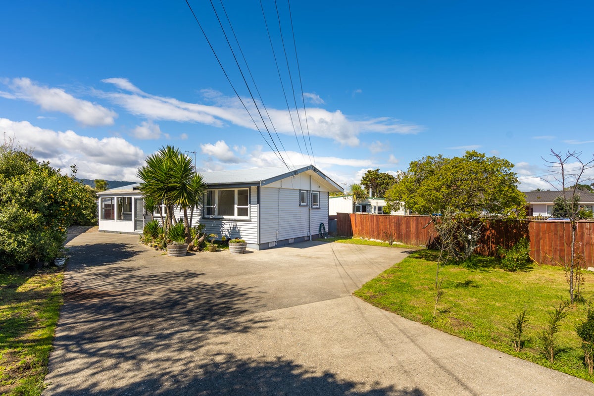 18 Walton Road, Paraparaumu Beach, Paraparaumu - Carousel 1