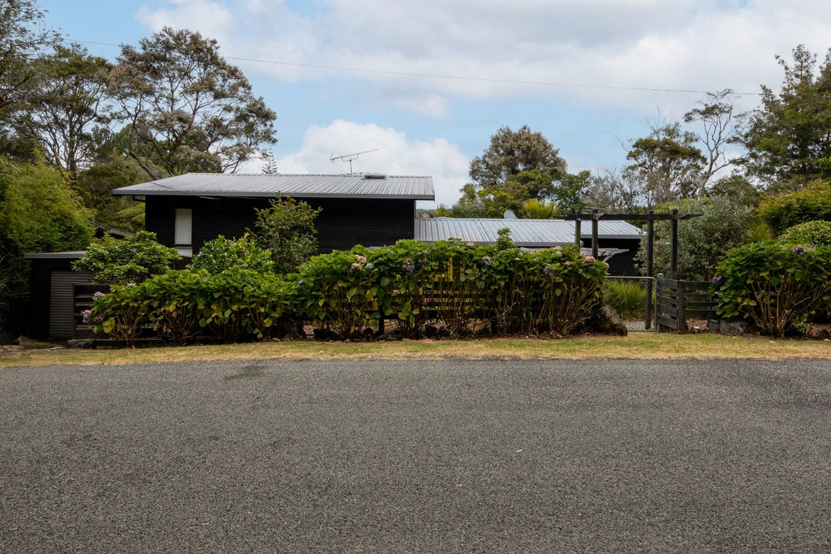 37 York Road, Titirangi, Auckland - Carousel 23