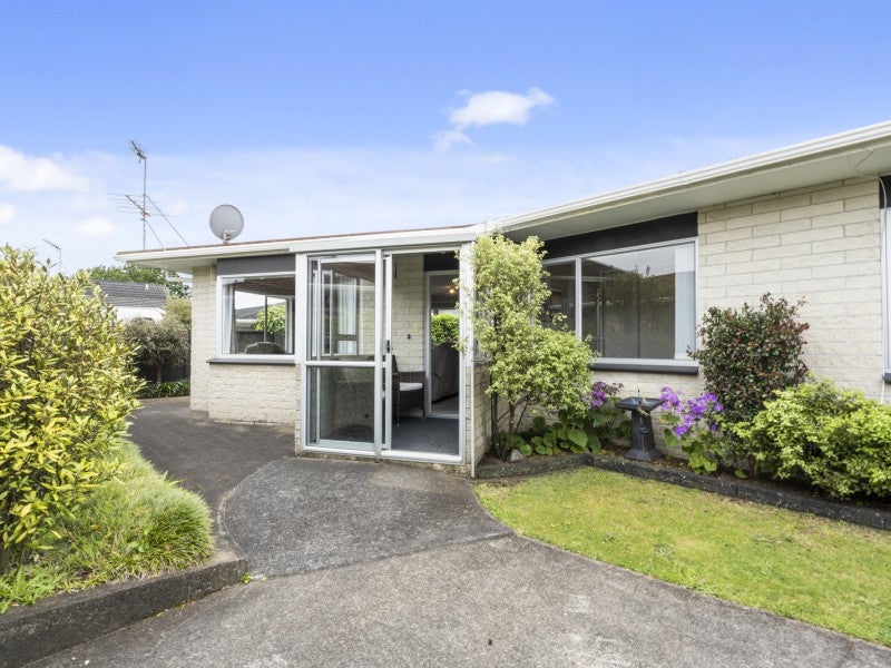 3/3 Union Street, Merrilands, New Plymouth - Carousel 1
