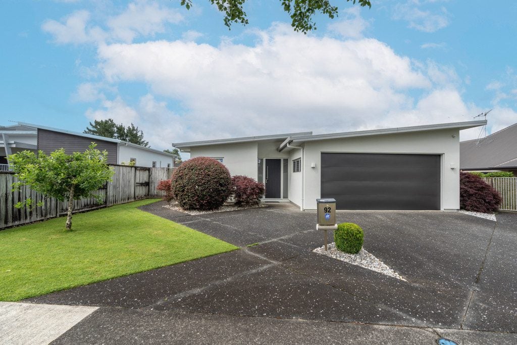 92 St James Drive, Huntington, Hamilton - Carousel 1