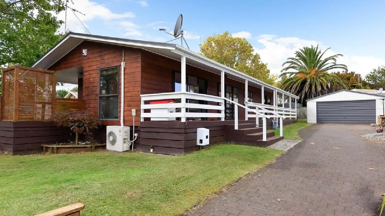 14 Oregon Crescent, Glenview, Hamilton - Carousel 1