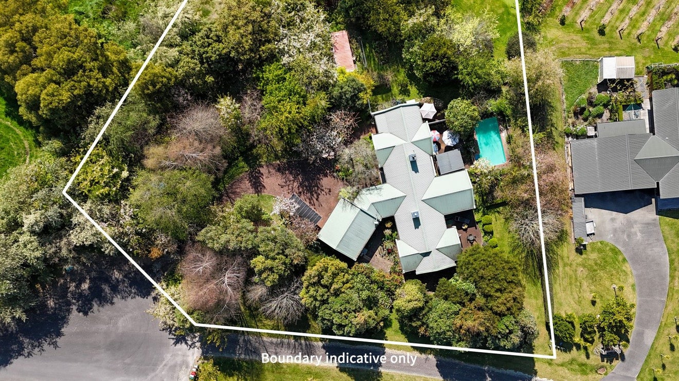 11 Glen Mohr, Acacia Bay, Taupo - Carousel 1