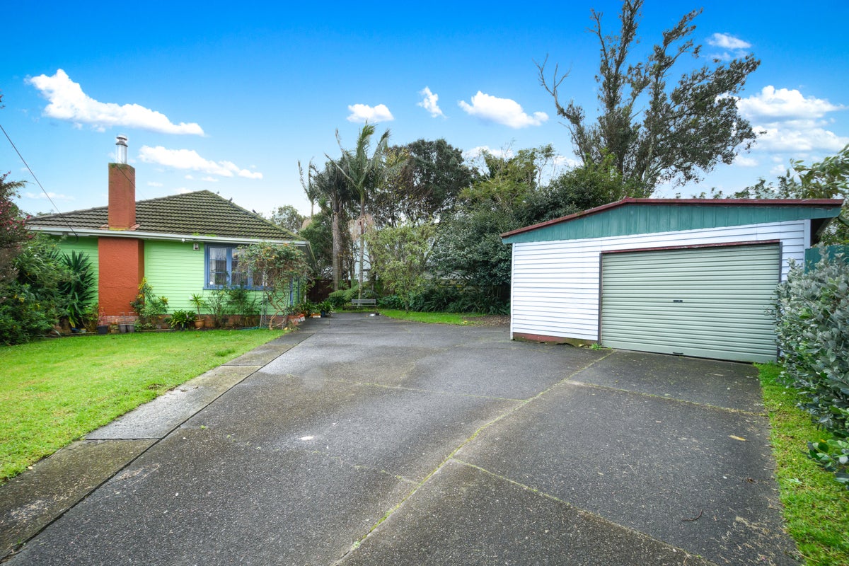 27 Strid Road, Te Atatu South, Auckland - Carousel 2