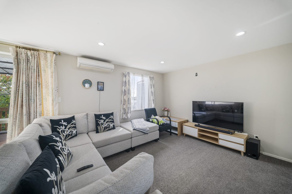 14/6 Islington Avenue, New Lynn, Auckland - Carousel 2