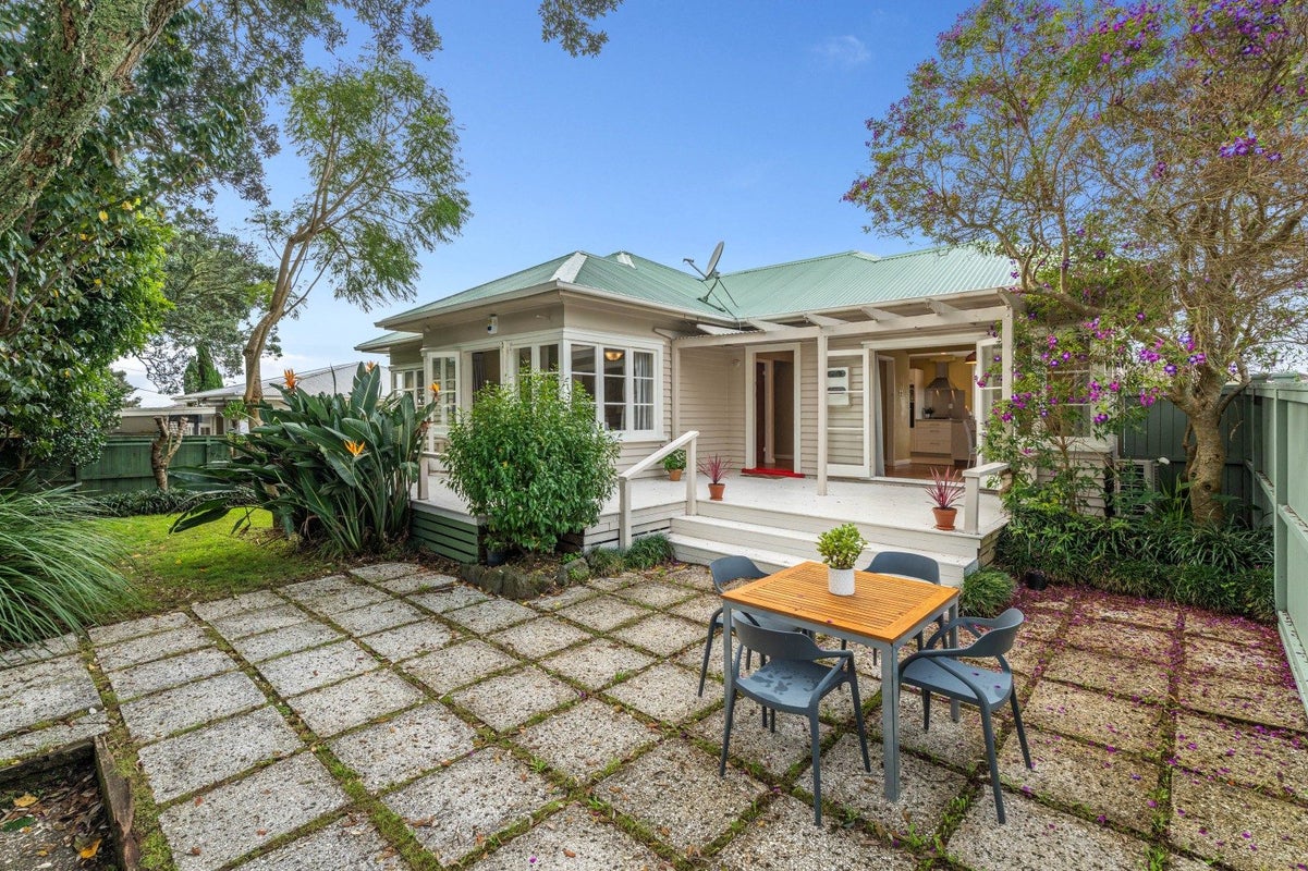 11 Irirangi Road, Greenlane, Auckland - Carousel 1