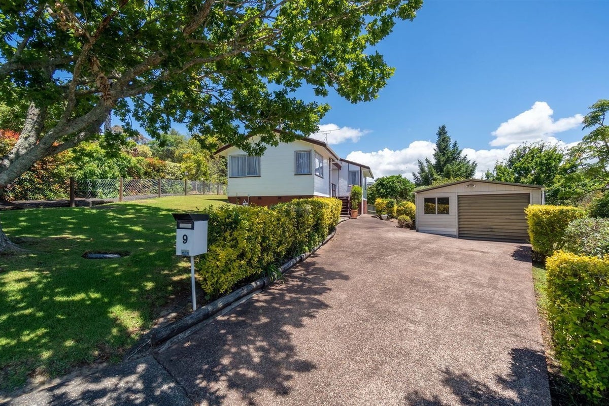 9 Tesla Place, Totara Vale, Auckland - Carousel 1