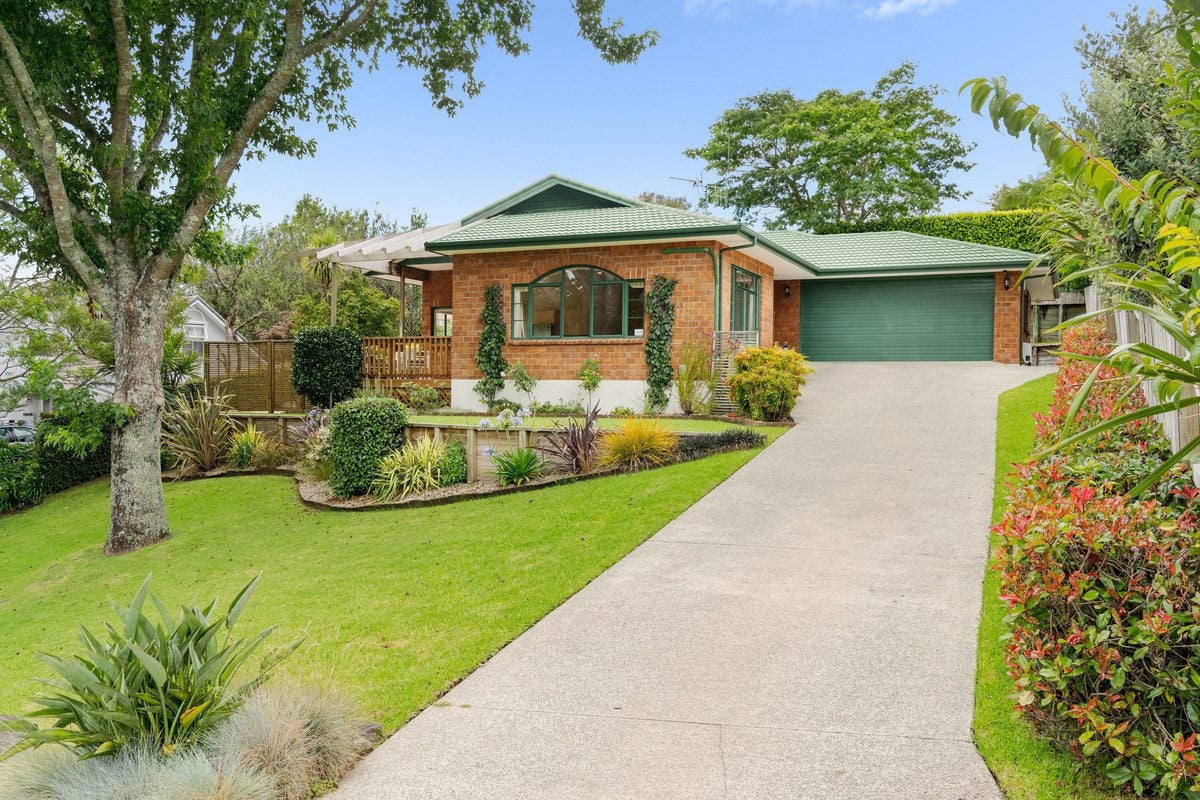 10 Rothesay Lane, Bethlehem, Tauranga - Carousel 1