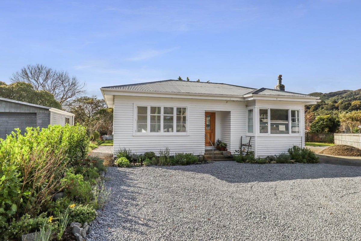 16 Sharpe Crescent, Wainuiomata, Lower Hutt - Carousel 1