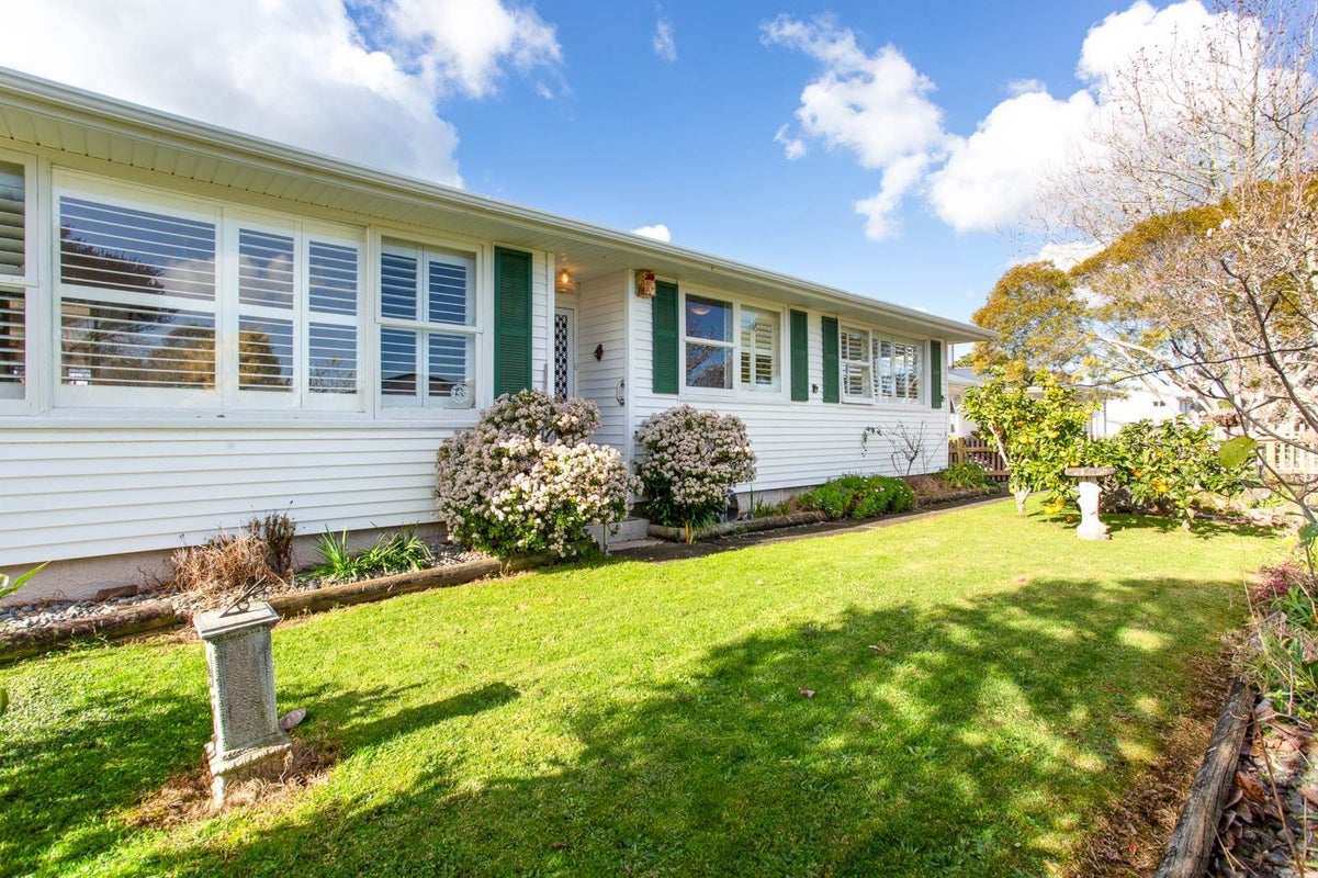 3 Crocombe Crescent, Beach Haven, Auckland - Carousel 1