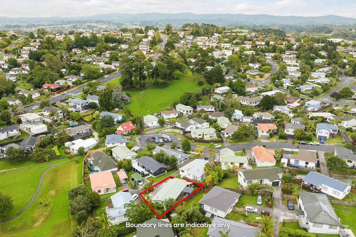 20 Loughanure Place, Massey, Auckland - Carousel 16