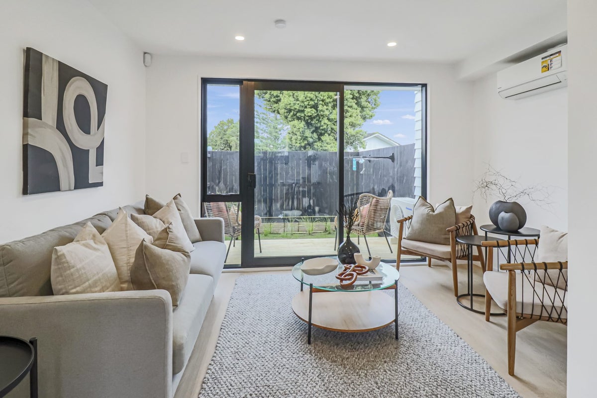 8 Derrett Place, Mangere Bridge, Auckland - Carousel 1