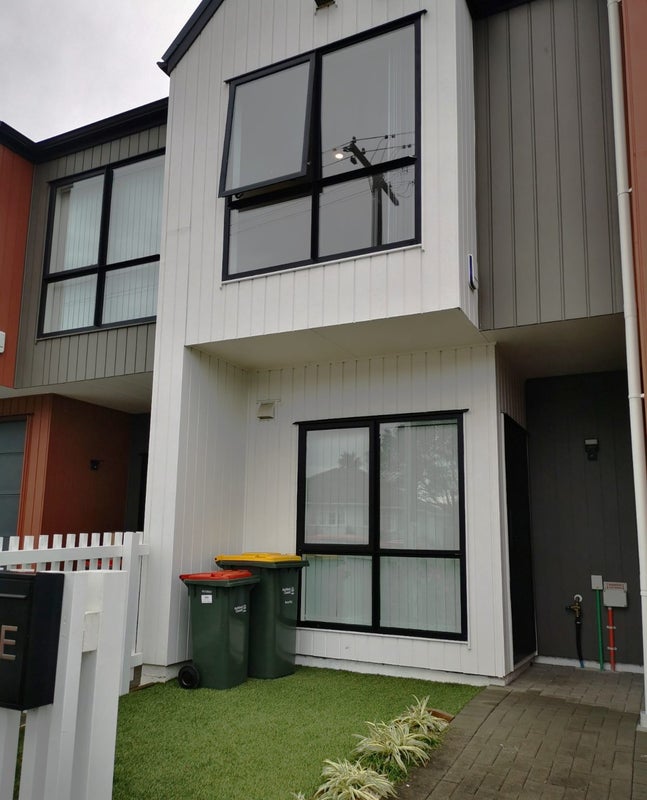 48E Tamatea Avenue, Point England, Auckland - Carousel 1