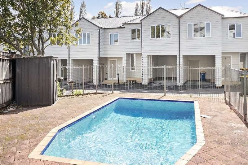 3/30 John Jennings Drive, Oteha, Auckland - Carousel 1