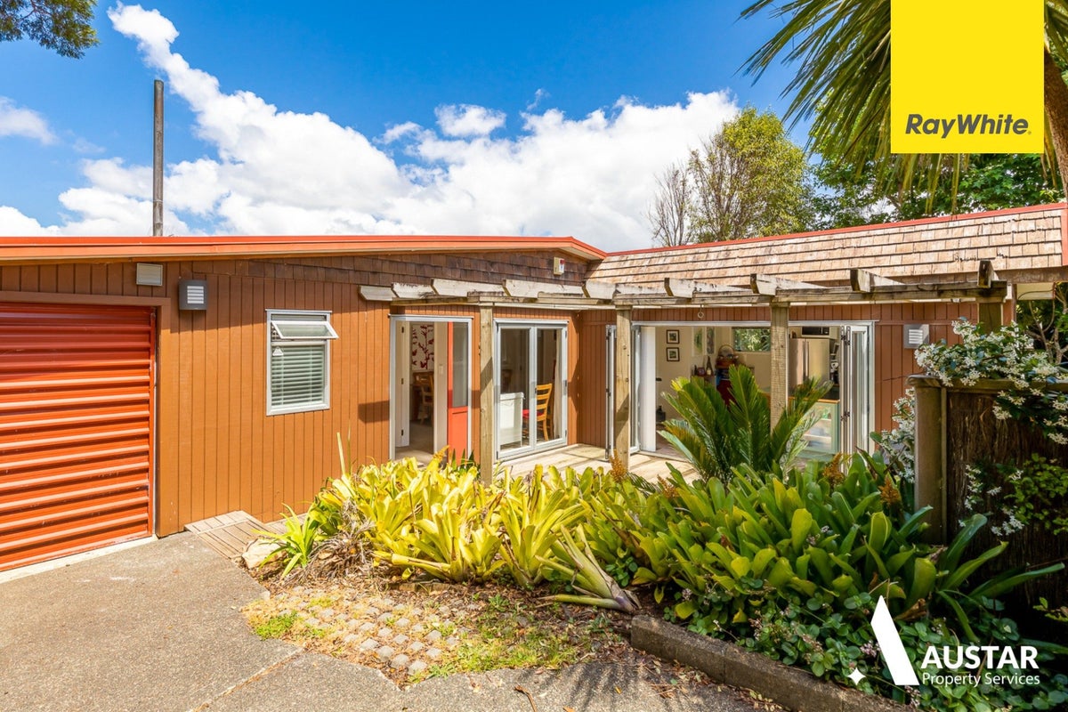 13 Lookout Drive, Laingholm, Auckland - Carousel 1